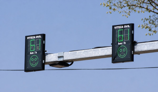 Le-ai vazut in trafic si te-ai intrebat ce sunt? Cum functioneaza radarele care zambesc soferilor